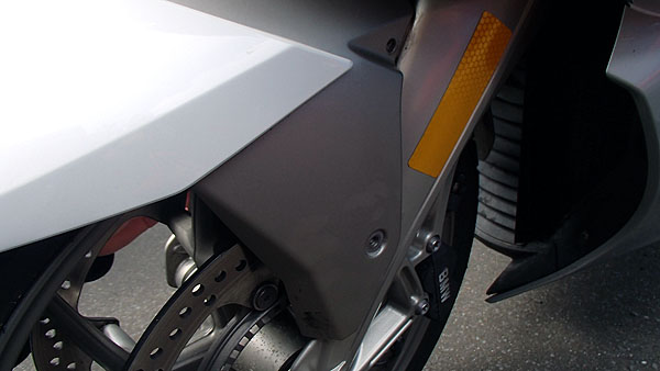 ボルトが抜けたフロントフェンダー